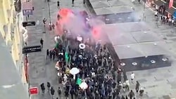 Bei der Demonstration wurde Pyrotechnik gezündet