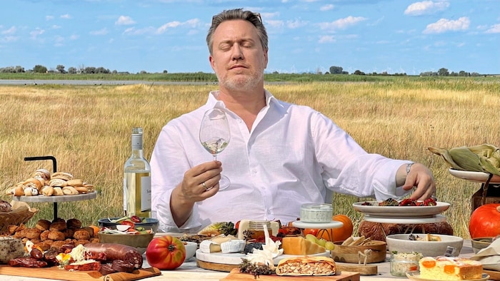 Nicholas Ofczarek in seiner Rolle als „Weinbotschafter“ des Burgenlandes: „So einen Genuss spielt’s nur hier!“  