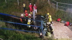 Feuerwehrleute mussten den Unfallwagen aufstellen, um den Lenker bergen zu können. (Bild: TEAM FOTOKERSCHI.AT / DAVID RAUSCHER , Krone KREATIV)