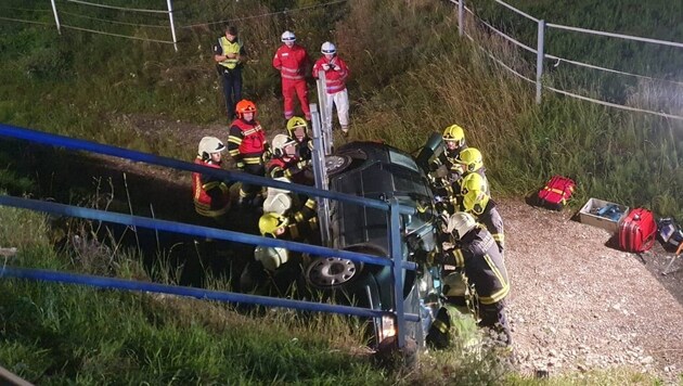 Feuerwehrleute mussten den Unfallwagen aufstellen, um den Lenker bergen zu können. (Bild: TEAM FOTOKERSCHI.AT / DAVID RAUSCHER , Krone KREATIV)