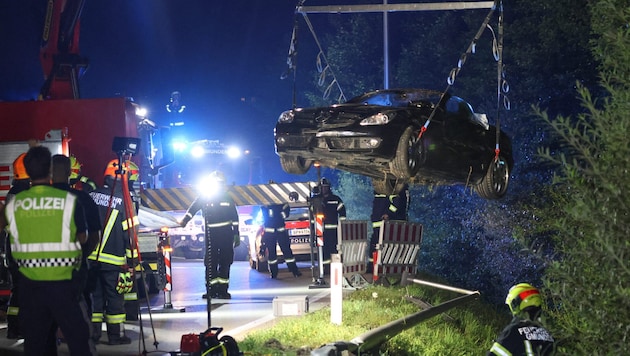 The car involved in the accident had to be recovered using a crane. (Bild: laumat)