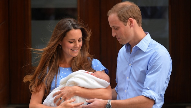 On July 23, 2013, the day after his birth, Prince George made his first appearance in the arms of his mom Kate, lovingly protected by dad William. (Bild: APA/LEON NEAL LEON NEAL / AFP)