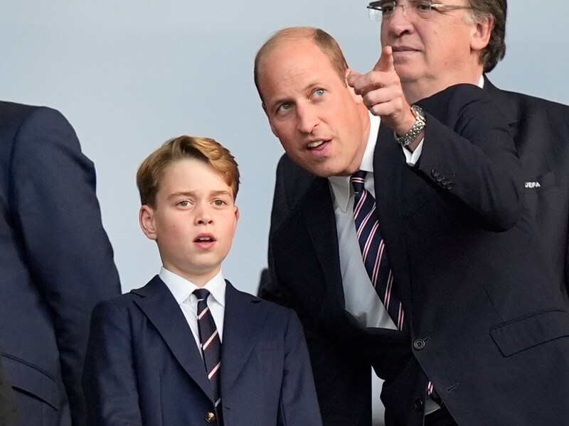 Prinz George mit seinem  Vater William beim für die Briten enttäuschenden EM-Finale 2024 in Berlin (Bild: APA/AP Photo)