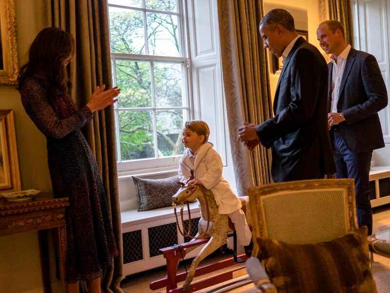 Barack Obama mit Prinz William, Prinz George und Prinzessin Kate (Bild: APA/KENSINGTON PALACE / WHITE HOUSE PHOTOGRAPHER /AFP)