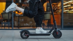 Der 32-jährige Serbe war bei seiner Diebestour auf einem E-Scooter unterwegs (Symbolbild). (Bild: Akaberka)