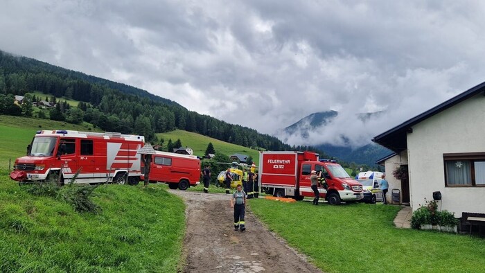 Zwei Notarzthubschrauber standen im Einsatz, auch die Feuerwehr rückte zur Unterstützung an.