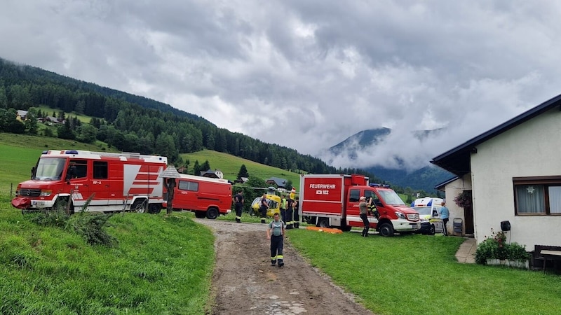 Zwei Notarzthubschrauber standen im Einsatz, auch die Feuerwehr rückte zur Unterstützung an. (Bild: FF Oberwölz)