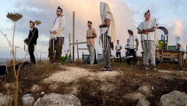 Jewish settlers at prayer (Bild: APA/AP)