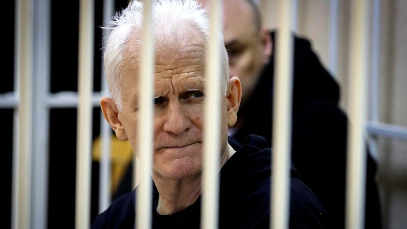 Vyazna is highly respected internationally; its founder Ales Bjalyatski (pictured) was awarded the Nobel Peace Prize in 2022. In 2023, a court sentenced him to ten years in prison. (Bild: APA/AP)