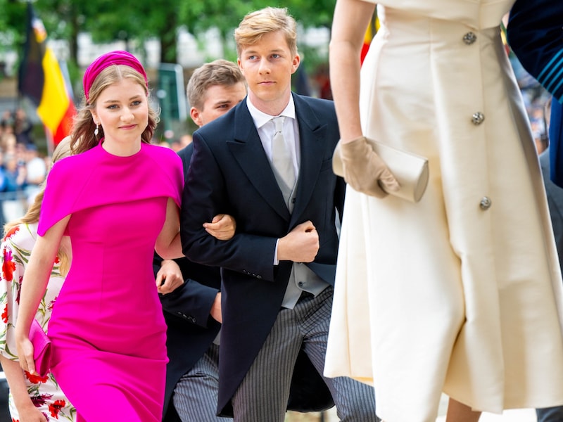 Prinzessin Elisabeth hat sich bei ihrem Bruder Prinz Emmanuel eingehängt. (Bild: Dutch Press Photo Agency / Action Press / picturedesk.com)