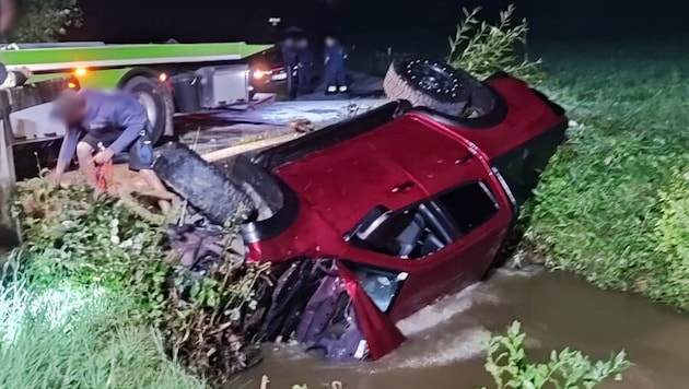 Die Alkofahrt endete in einem Bach. (Bild: FF St. Ulrich – Feldkirchen)