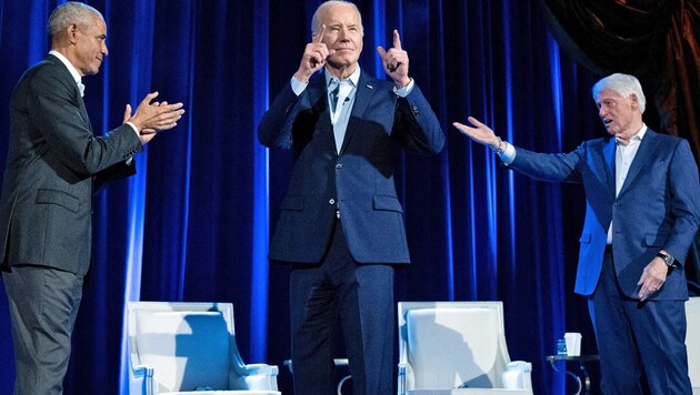 At the end of March, all was still well in the Democratic world: Biden (center), Obama (left) and Clinton at a fundraiser in New York. (Bild: AFP/Brendan Smialowski)