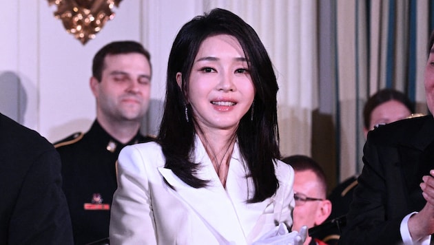 South Korea's First Lady Kim Keon Lee is compared to Marie Antoinette for accepting a Dior bag. (Bild: APA/Brendan SMIALOWSKI / AFP)