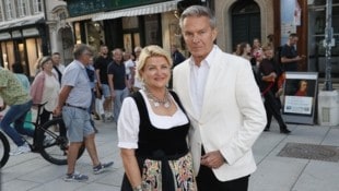 Immo-Expertin Marlies Muhr kam mit Entertainer Alfons Haider zur Premiere. (Bild: Tschepp Markus)