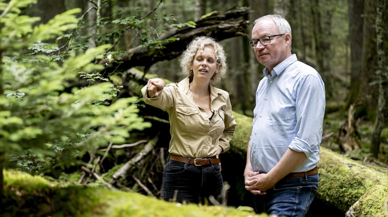 Pernkopf mit Parkrangerin Nina Schönemann. (Bild: Imre Antal)