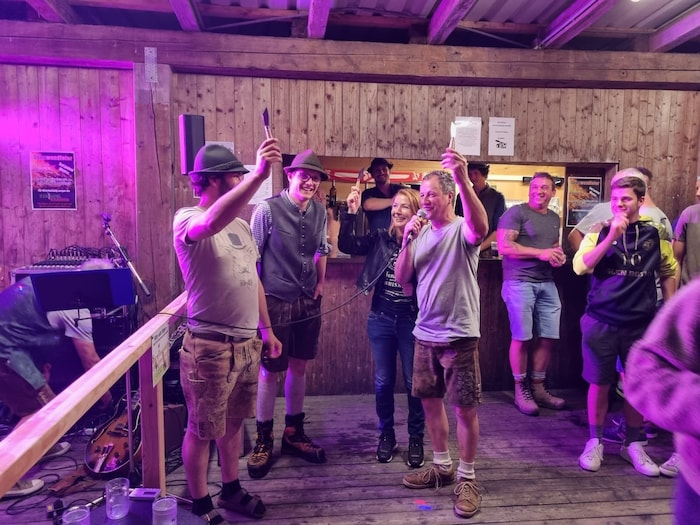 Beim Lokal Glen Bothy in Söbriach ist ihr Treffpunkt