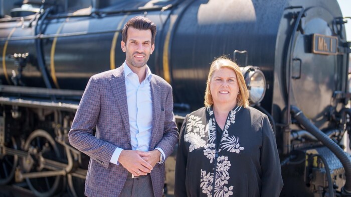 A successful year on the horizon: Transport Minister Udo Landbauer (FPÖ) and Barbara Komarek, Managing Director of NÖ-Bahnen, start the second half of the year with motivation.