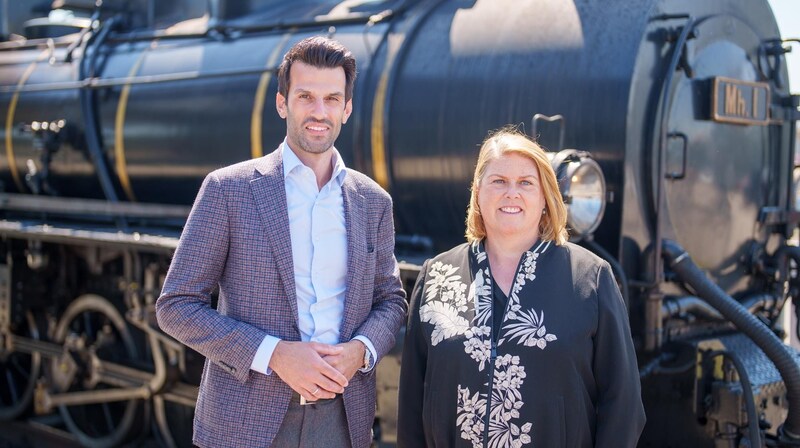 A successful year on the horizon: Transport Minister Udo Landbauer (FPÖ) and Barbara Komarek, Managing Director of NÖ-Bahnen, start the second half of the year with motivation. (Bild: NB/Bollwein)