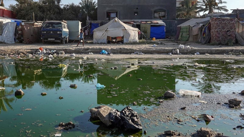 Stehende Abwässer wie diese hier neben Notunterkünften in Deir el-Balah sind mit Polioviren verseucht. (Bild: APA/Bashar TALEB / AFP)