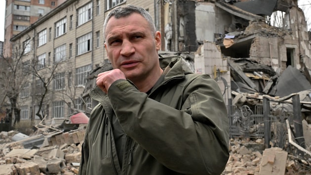 Kiev's mayor Klitschko has a "good tip" for his domestic political rival Selenskyj. (Bild: APA/AFP/Sergei SUPINSKY)