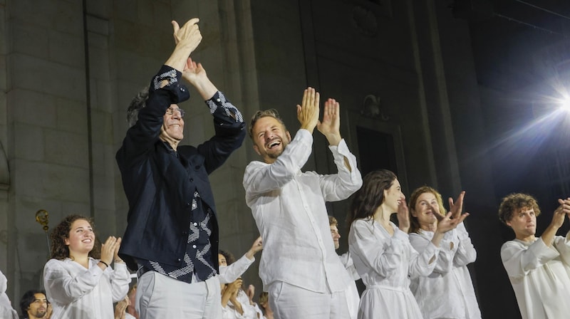 Director Robert Carsen (left) was visibly relieved when the audience gave him a standing ovation (Bild: Tschepp Markus)