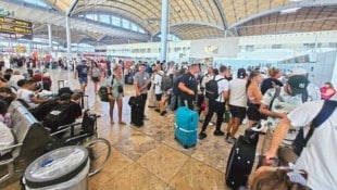 Verzweifelte Urlauber bemühten sich in Alicante um einen Ersatzflug nach Hause.