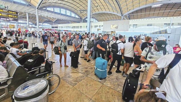 Verzweifelte Urlauber bemühten sich in Alicante um einen Ersatzflug nach Hause. (Bild: zvg)