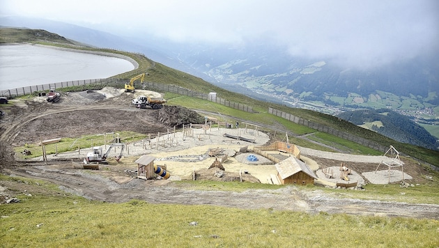 A playground with many attractions is being built next to the reservoir pond. (Bild: Roland Holitzky/ROLAND_HOLITZKY)