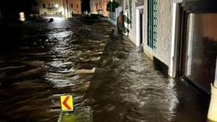 Der gesamte Ort ist in der Gemeinde Krems überschwemmt. (Bild: AFK Heiss)