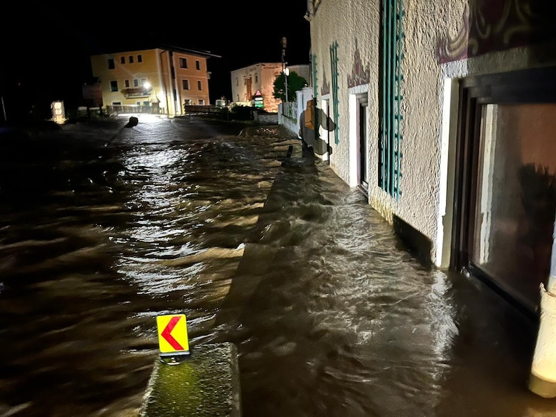 Der gesamte Ort ist in der Gemeinde Krems überschwemmt. (Bild: AFK Heiss)