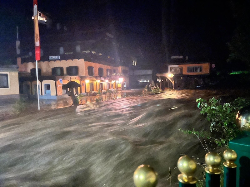 Die reißenden Fluten rauschten durch den Ort. (Bild: AFK Heiss)