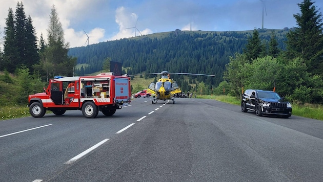 Der verletzte Biker wurde vom Rettungshubschrauber ins LKH Graz geflogen (Bild: FF Glashütten)