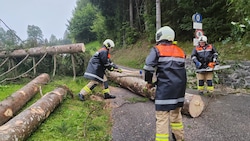 Auch die Feuerwehr Kaltenbach stand im Unwetter-Einsatz. (Bild: ZOOM Tirol)