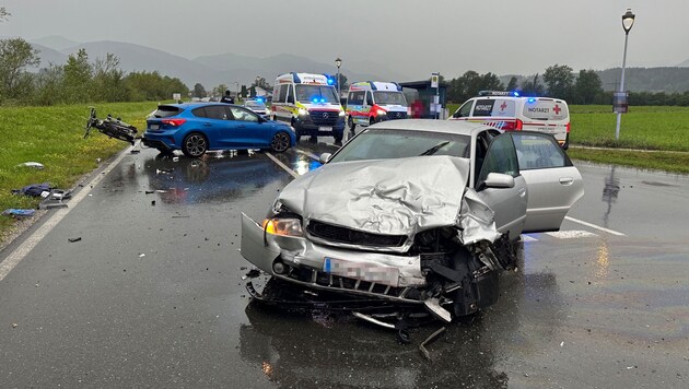 Both cars were severely damaged and the seven occupants suffered injuries. (Bild: ZOOM Tirol/Krone KREATIV)