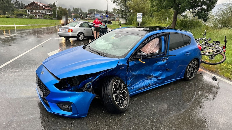 The demolished cars came to a halt in the middle of the road. (Bild: ZOOM Tirol)