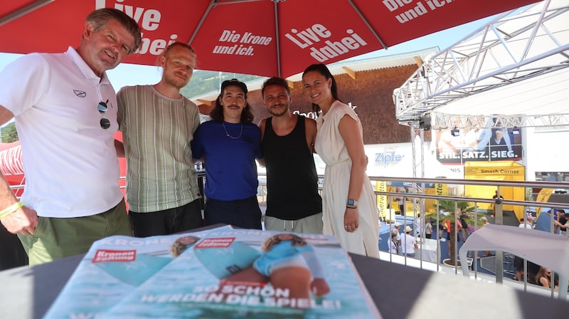 Claus Meinert und Jasmin Steiner (beide „Tiroler Krone“) flankieren die Band „Folkshilfe“, bestehend aus Paul Slaviczek (links), Florian Ritt (Mitte) und Gabriel Fröhlich. (Bild: Birbaumer Christof)