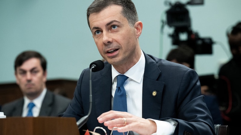 Pete Buttigieg ist aktuell als Verkehrsminister tätig, könnte aber die Karriereleiter nach oben klettern ... (Bild: AFP)