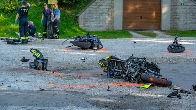 Die Motorräder wurden komplett zerstört, auch das Auto wurde schwer beschädigt (Bild: Werner Kerschbaummayr/TEAM FOTOKERSCHI / RAUSCHER)