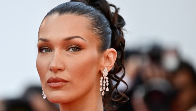 Bella Hadid is furious with Adidas. (Bild: APA/AFP/Christophe SIMON)