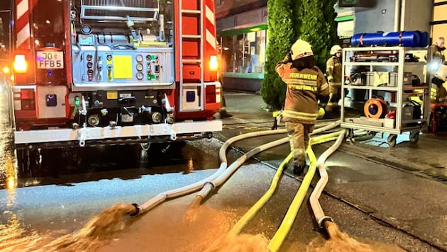 In Bischofshofen wurde in der Nacht auf Montag kräftig ausgepumpt (Bild: Feuerwehr Bischofshofen)