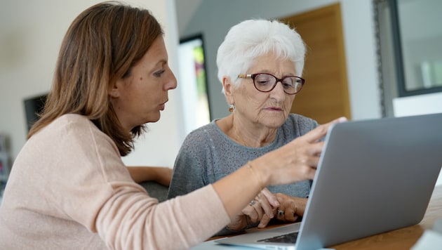 Der Weg ins Internet ist oft steinig, bleibt den meisten Menschen heute aber nicht erspart. Sonst zahlt man drauf. (Bild: stock.adobe.com/goodluz)