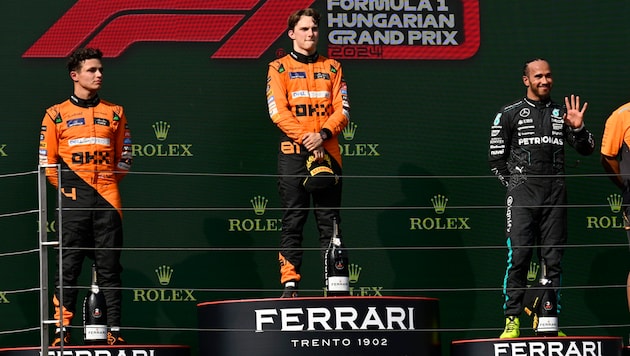 Oscar Piastri (m.) won ahead of Lando Norris (l.) and Lewis Hamilton (r.). (Bild: AP ( via APA) Austria Presse Agentur/ASSOCIATED PRESS)