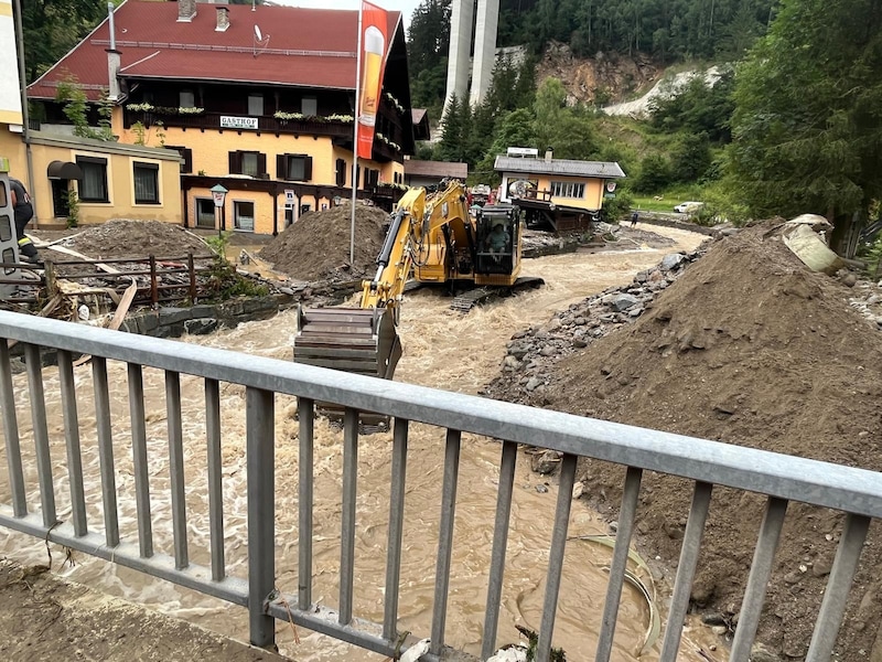 The stream bed is being dredged. (Bild: Elisa Aschbacher)