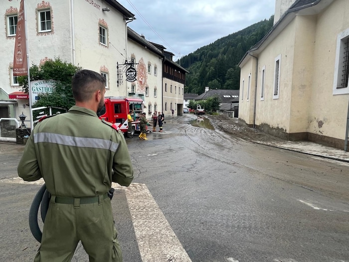 Auch die Straßen sind noch vom Gewitter gezeichnet.