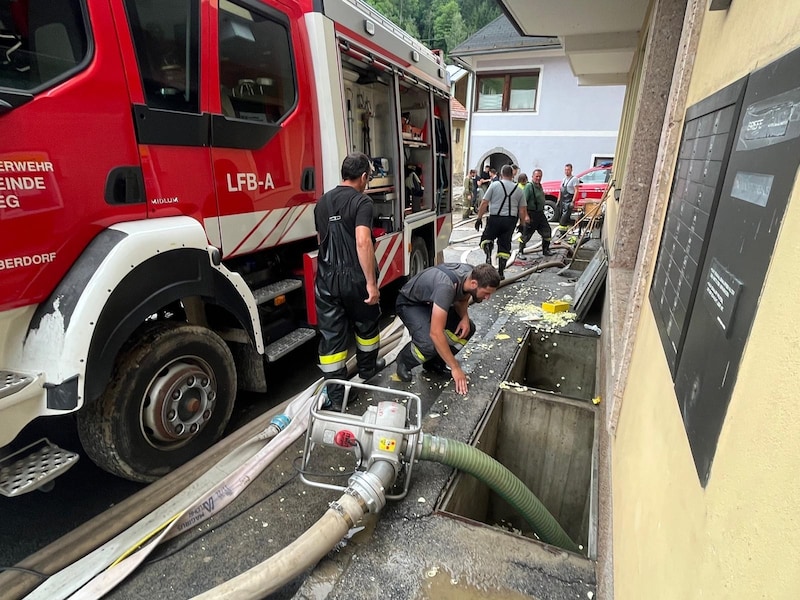 The cellars are being pumped out. (Bild: Elisa Aschbacher)