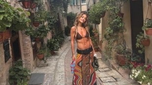 Rita Ora erkundet Italien in einem knappen Bikini-Oberteil. (Bild: www.instagram.com/ritaora)