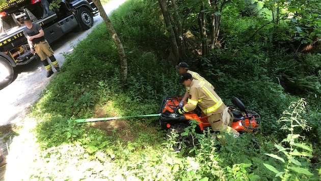 Das Quad wurde aus dem Steilgelände von der Feuerwehr geborgen. (Bild: ZOOM Tirol/Krone KREATIV)