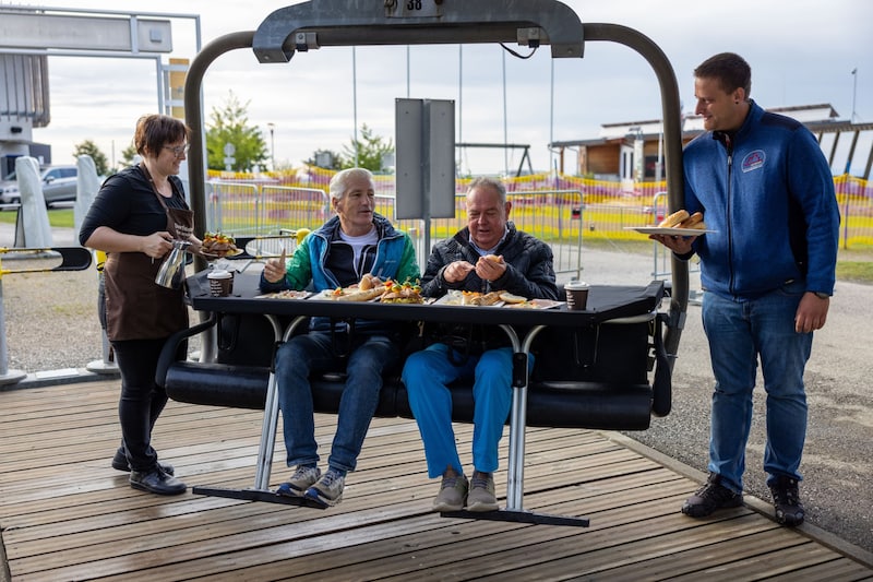 Two people can take a seat on the chairlift (Bild: Stefan Wallner)