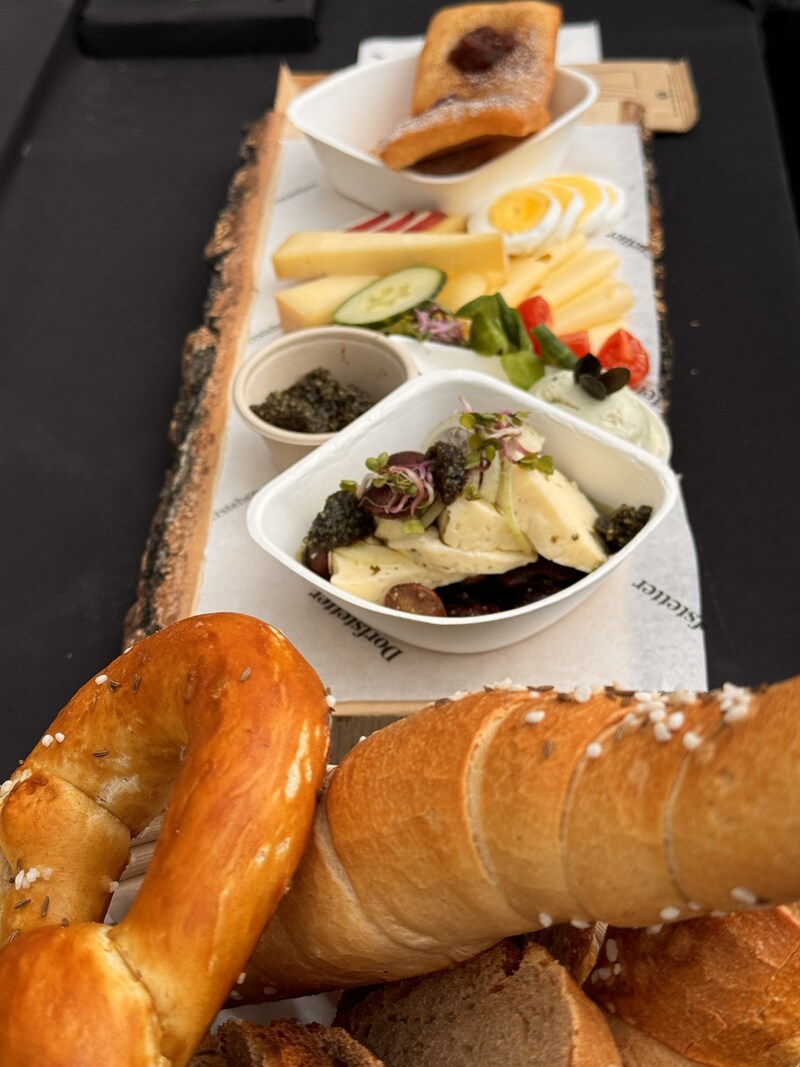 Breakfast on the chairlift (Bild: Erlebnisalm Mönichkirchen)