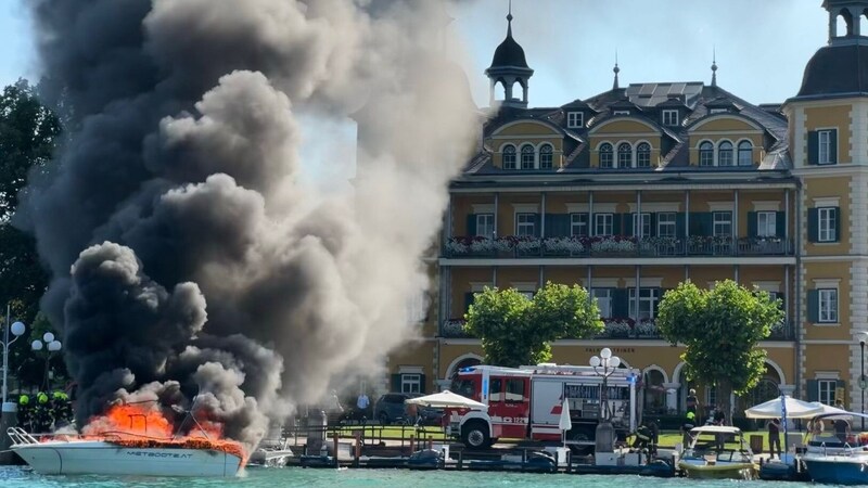 The boat in Velden was ablaze. (Bild: zVg)